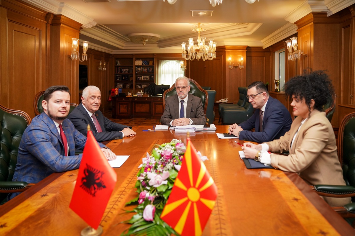Kryeministri Talat Xhaferi në takim me ambasadorin e Shqipërisë Fatos Reka. Foto: Qeveria e RMV-së