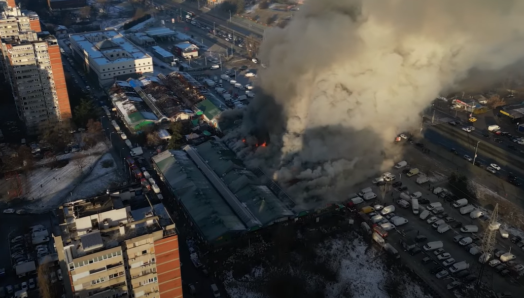 Zjarr në një qendër tregtare në Beograd. Foto: Printscreen nga videoja e Al Jazeera Balkans në kanalin Youtube