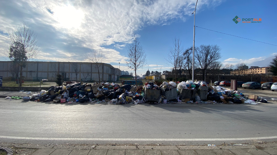 Mbeturinat te stacioni i autobusëve në Tetovë (12.01.2024). Foto: Fisnik Xhelili/Portalb.mk