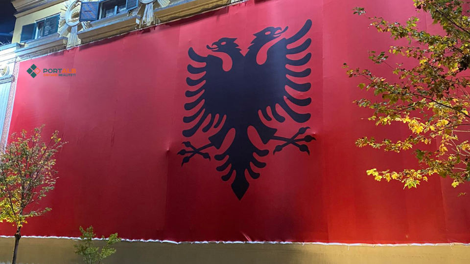 Flamuri i Shqipërisë i ngjitur në objektin e Bashkisë (Komunës) së Tiranës. Foto: Fisnik Xhelili/Portalb.mk