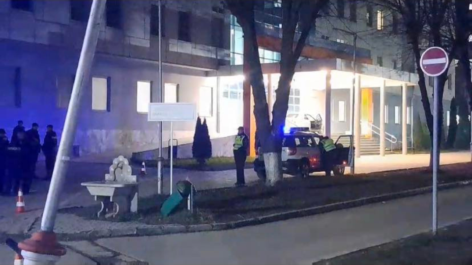 Spitali i Tetovës (11 janar 2024) pas të shtënave me armë. Foto: Senat Zylbeari