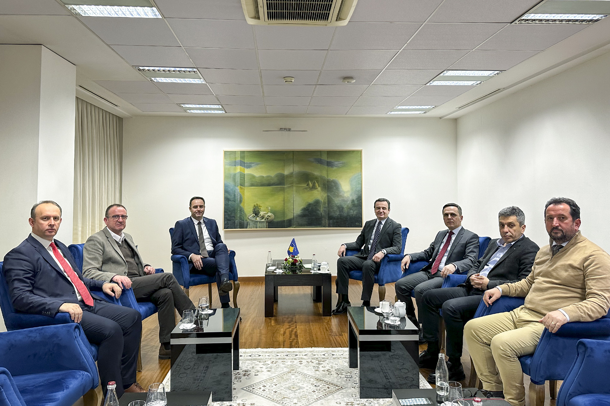 Albin Kurti dhe Glauk Konjufca në takim me Arben Taravarin, Izet Mexhitin, Bilall Kasamin dhe Afrim Gashin. Foto: Qeveria e Kosovës