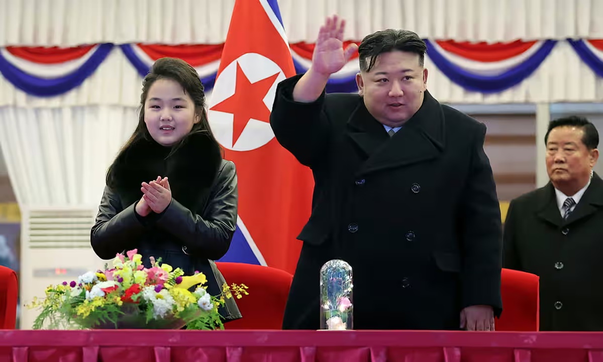 Kim Jong-un dhe vajza e tij dhe trashëgimtari i mundshëm i dukshëm në një shfaqje në Pyongyang për të festuar Vitin e Ri më 31 Dhjetor 2023. Foto: Agjencia e lajmeve Chosun