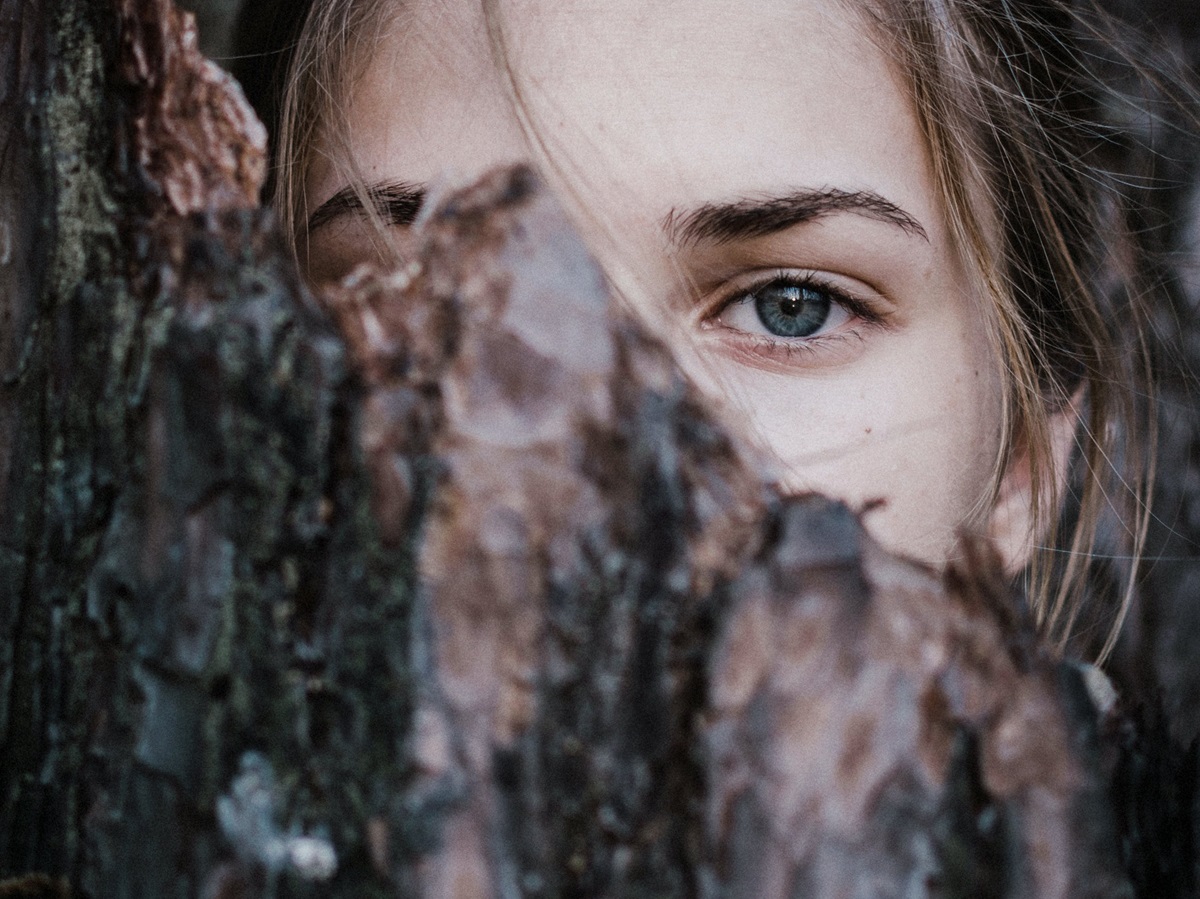 Vajzë, heshtje, thënie, vështrim. Foto nga Elizaveta Dushechkina/Pexels