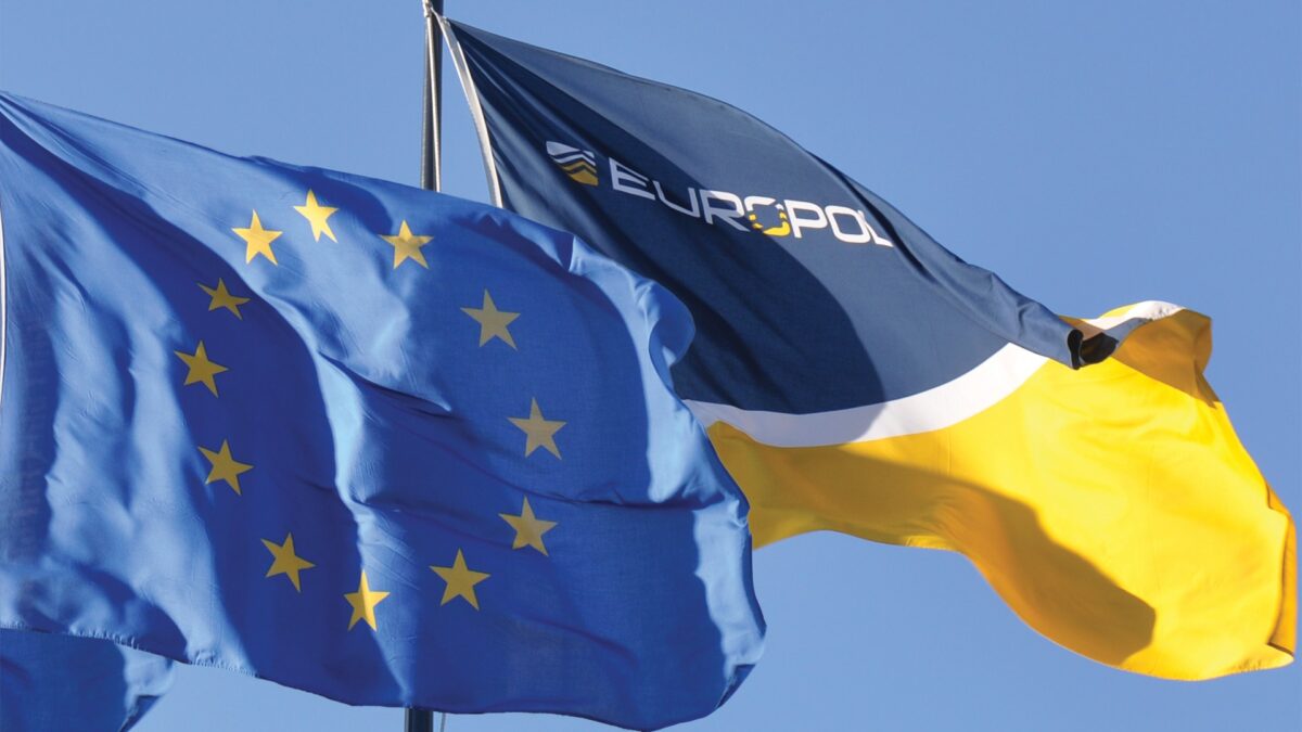 Foto ilustruese: Flamujtë e BE-së dhe Europolit/Foto: Faqja zyrtare e Europolit në Facebook