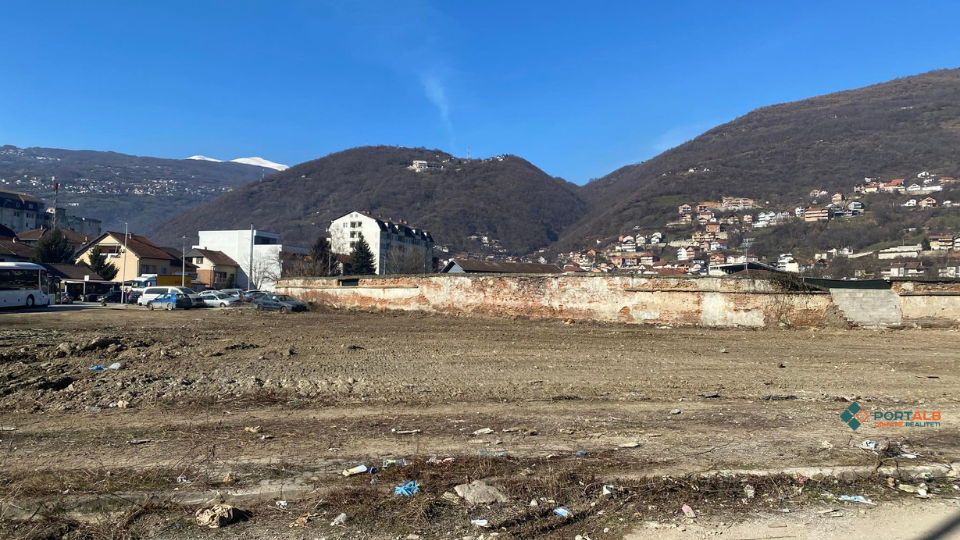 U pastrua deponia me mbetje ndërtimore nën stadiumin e vjetër të Tetovës dhe mbi Kazermën. Foto: Fisnik Xhelili/Portalb.mk