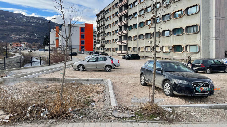 Parkingu prapa Spitalit të Tetovës. Foto: Portalb.mk