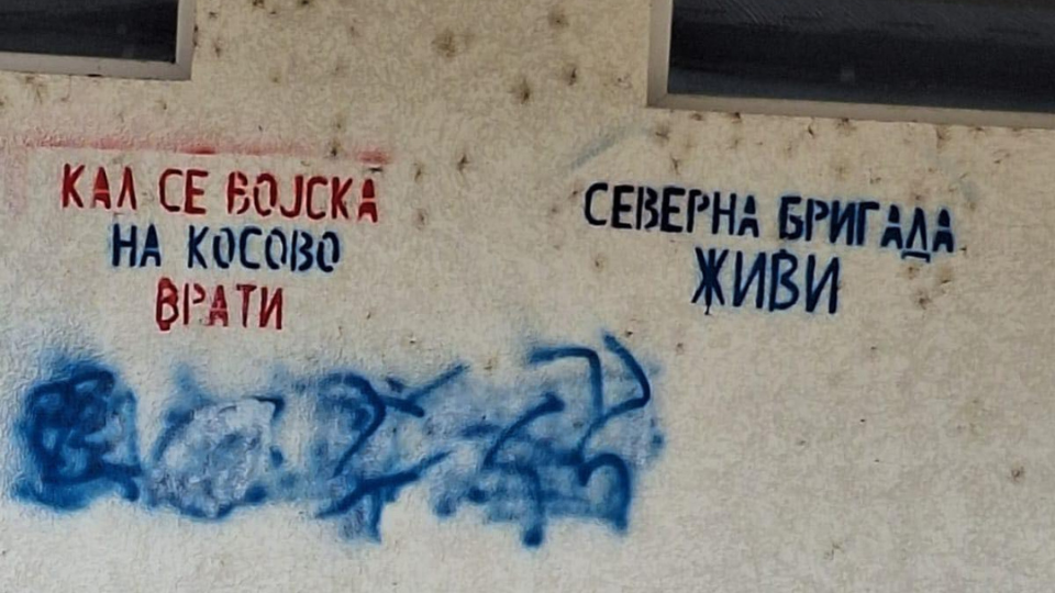 Grafiti “Kur ushtria të kthehet në Kosovë”. Foto: Kallxo.com