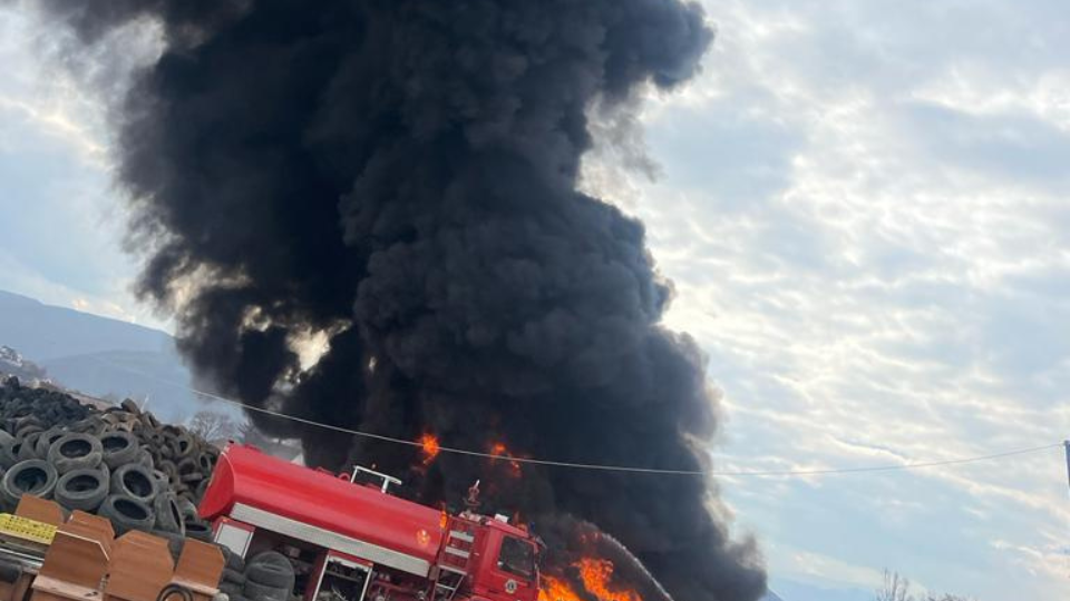 Zjarri në fabrikën e gomanve në Zhelinë. Foto: Qendra për Menaxhim me Kriza (QMK)
