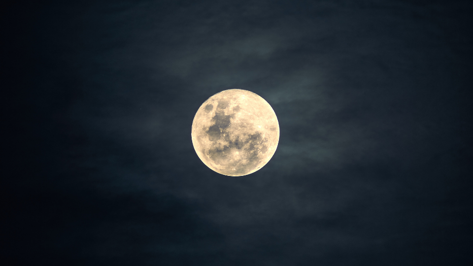 Hëna. Foto: De_Momentz në Canva