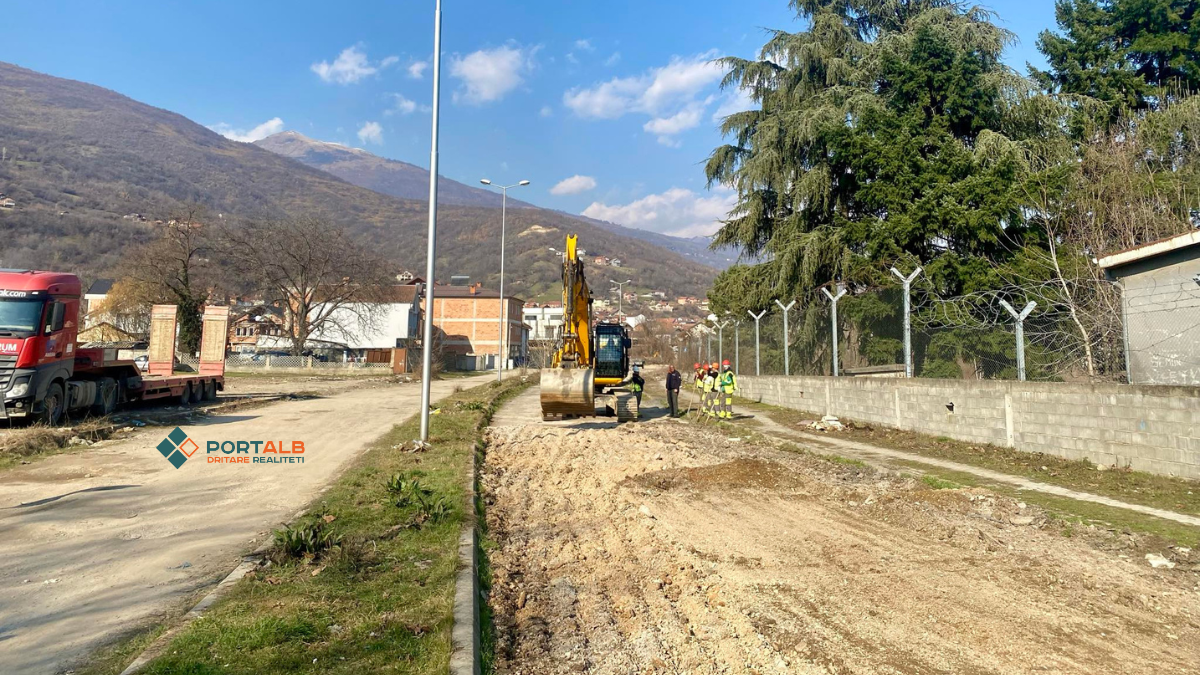 Rruga mbi Kazermën e Tetovës dhe nën stadiumin e vjetër që lidh Bulevardin "Bllagoja Toska" me rrugën rajonale Tetovë - Jazhincë. Foto: Fisnik Xhelili/Portalb.mk