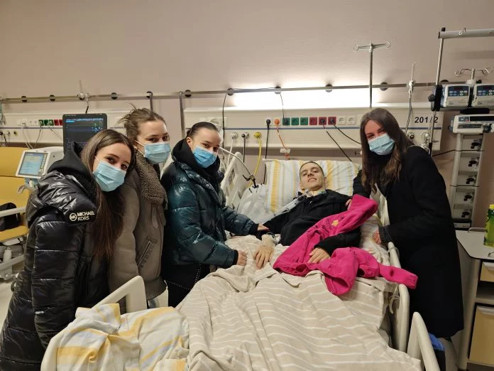 Pacienti Leonid Indov me familjen e tij. Foto nga Klinika Zhan Mitrev