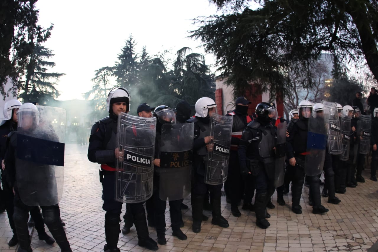 Policia e Shqipërisë në protesta. Foto nga Syri.net