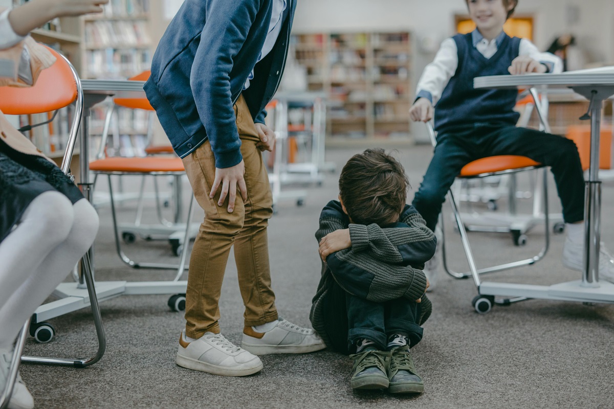 Foto nga Mikhail Nilov: https://www.pexels.com/photo/sad-boy-in-gray-sweater-sitting-on-the-floor-7929419/