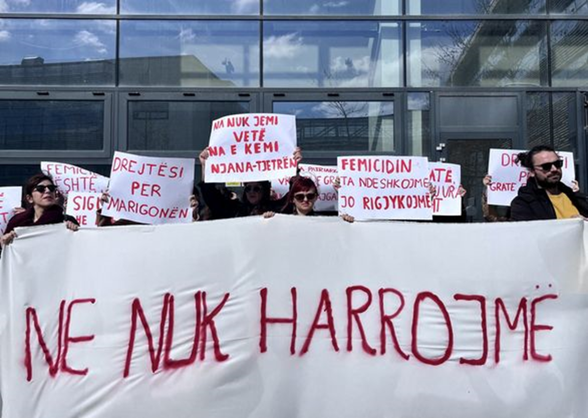 Protestë për kundër rigjykimit të lëndës së vrasjes së Marigona Osmanit, foto nga profili i Fcaeebok i Kolektivit për Mendim dhe Veprim Feminist