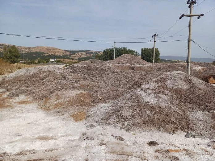Parcela në fshatin Orman të Gjorçe Petrovit me mbeturinat e rrezikshme nga përpunimi i baterive të vjetra. Foto: Inspektorati Shtetëror për Mjedis Jetësor