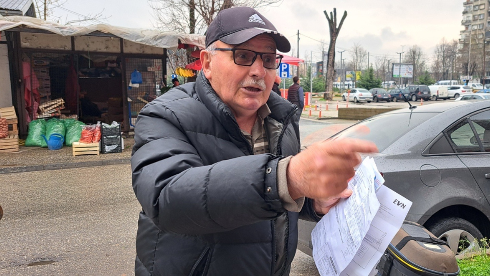 Qytetar duke u ankuar për faturat e larta nga Saubermacher për shërbimet komunale