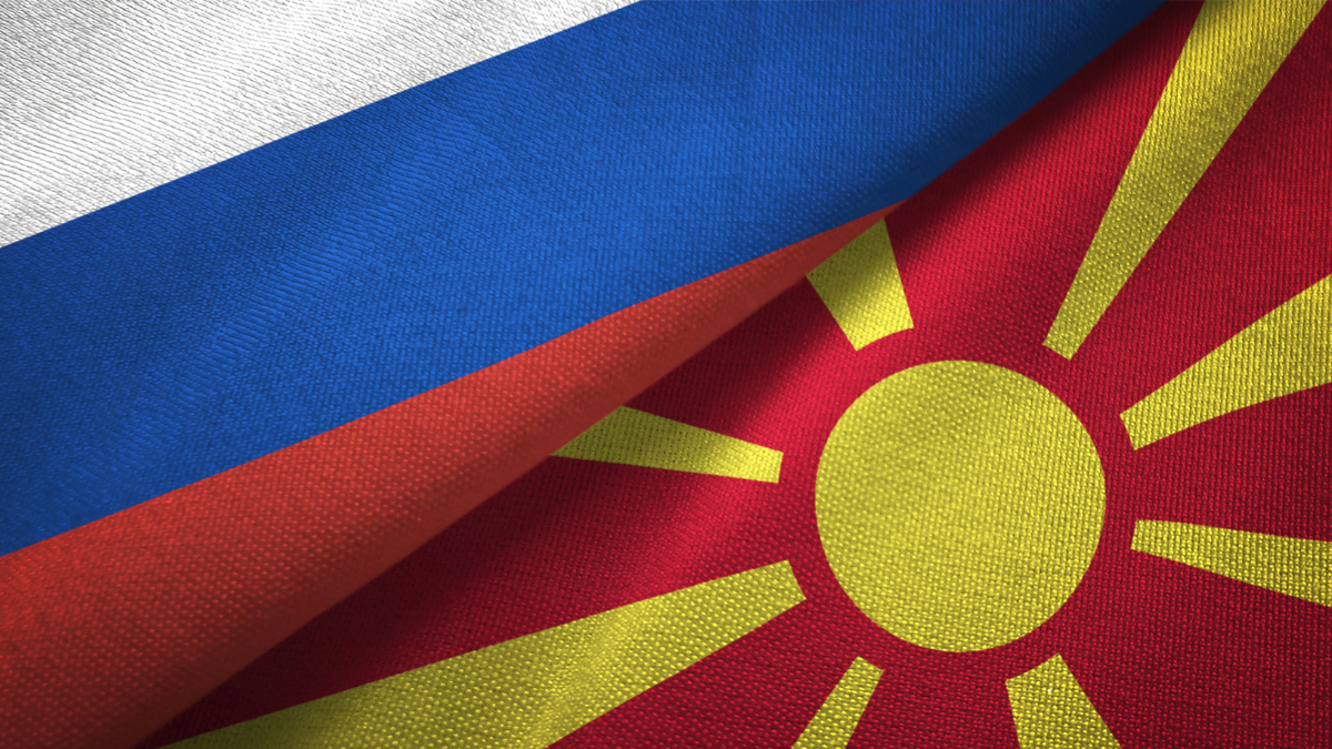 Flamuri i Maqedonisë së Veriut dhe i Rusisë. Foto: Oleksii Liskonih në Canva