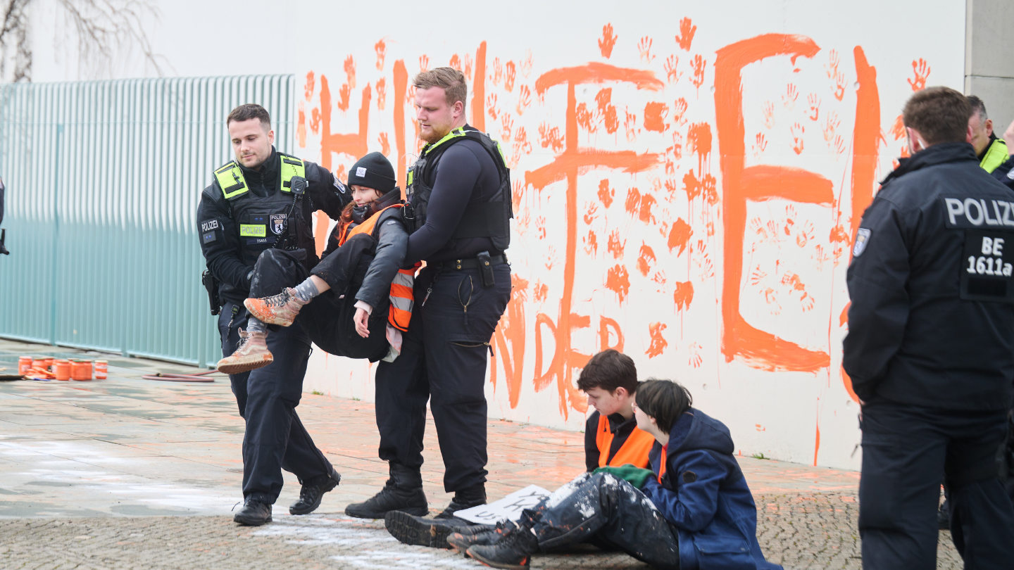 Aktivistët klimatik spërkatën me ngjyrë kancelarinë gjermane, kërkojnë ndërgjegjësim për ndryshimet klimatike. Foto: Annette Riedl/DPA