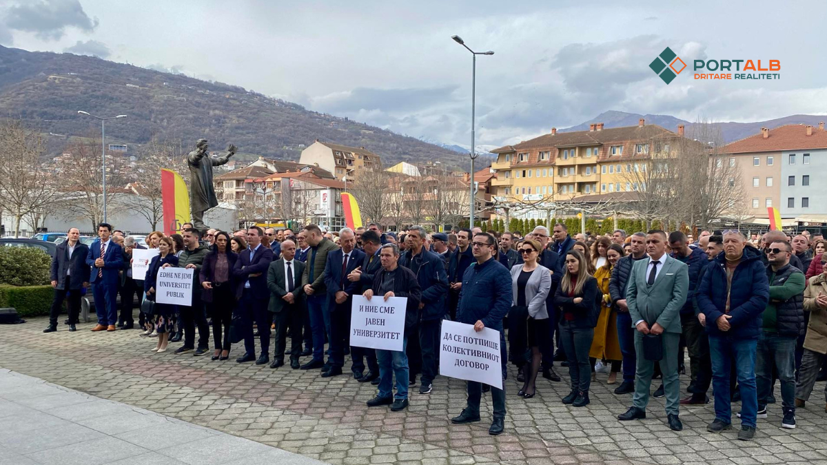 Protesta para Universitetit të Tetovës (UT) për nënshkrimin e Marrëveshjes Kolektive për rritje të pagave. Foto: Fisnik Xhelili/Portalb.mk
