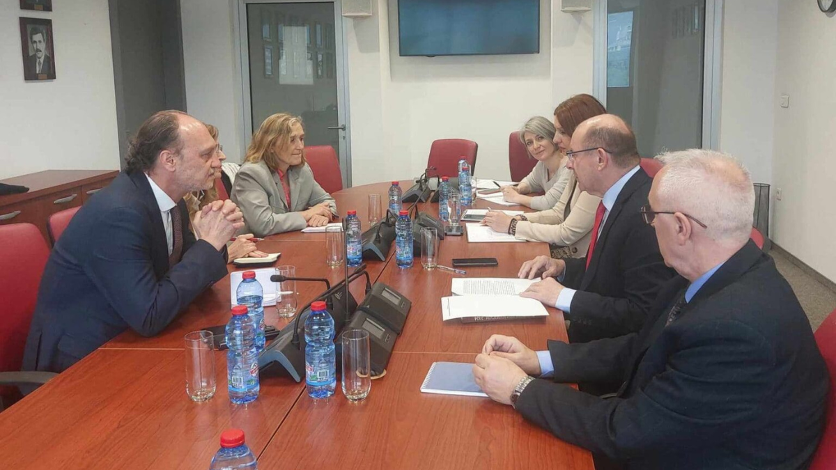 Takimi i prokurorit publik të Republikës së Maqedonisë së Veriut Ljupço Kocevski me ambasadorin e Republikës të Francës në vend Cyril Baumgartner. Foto: Prokuroria Publike e RMV-së