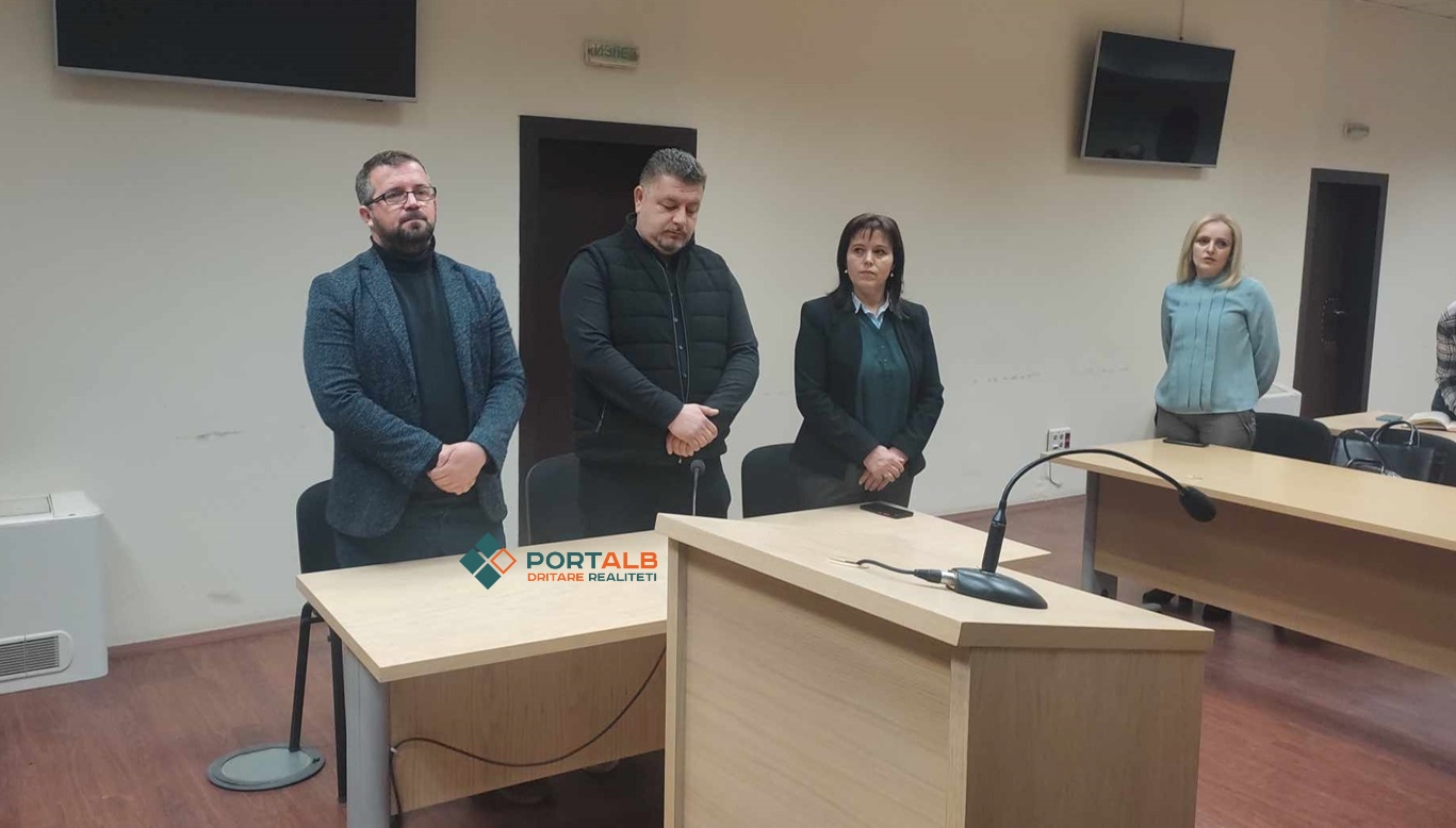 Avokati Asmir Alispahiq, Bekim Haxhiu, pronar i "Besa Trans" dhe Hajredin Muça, përfaqësues juridik i "Besa Trans", foto: Suad Bajrami/Portalb.mk