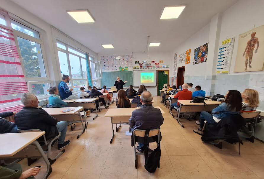 Mësues nga Spanja, Polonia dhe Turqia ndoqën mësimin në klasën e gjashtë në shkollën “Panajot Ginovski“ në Shkup. Foto:Meta.mk