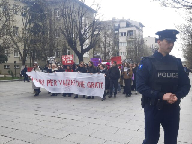 Protestë: Siguri për vajzat dhe gratë, pas dyshimeve për dhunimin e një të miture në Kosovë. Foto: Kallxo.com