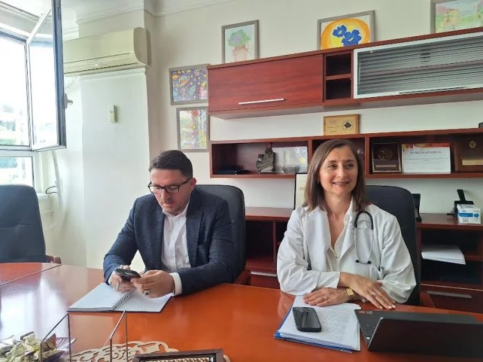 Drejtori ekonomik i Klinikës së Fëmijëve Arkin Jahiji dhe drejtoresha mjekësore Valentina Cvejoska Çollakovska. Foto: Meta.mk