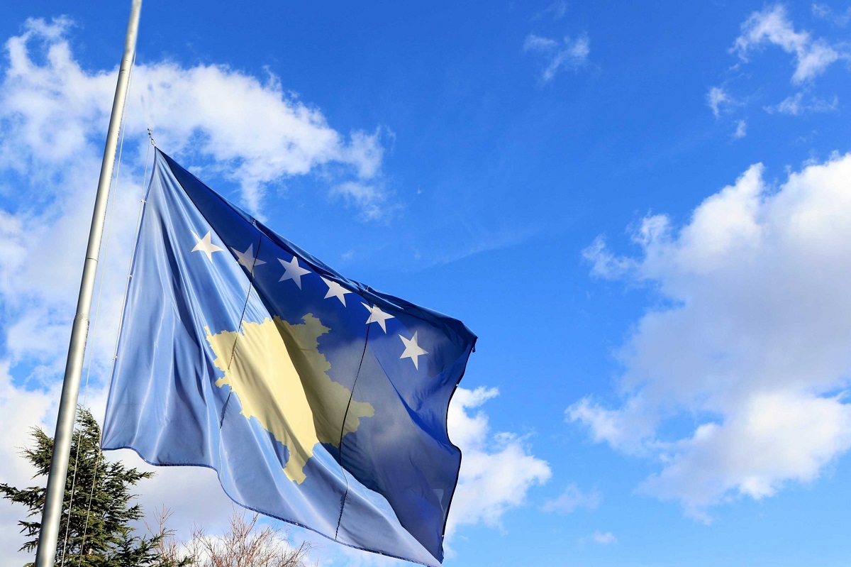 Flamuri i Kosovës në gjysmë-shtizë. Foto: Uebfaqja e presidencës së Kosovës