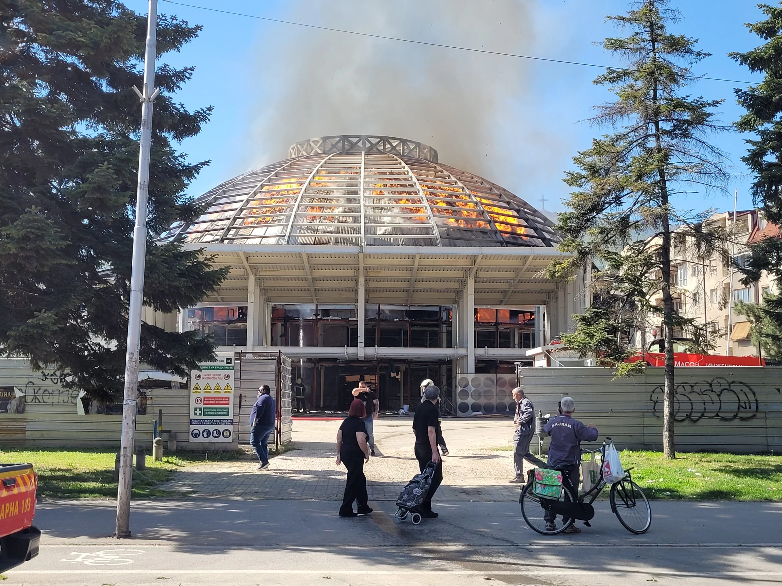 Zjarr në Sallën Univerzale Shkup. Foto: Meta.mk