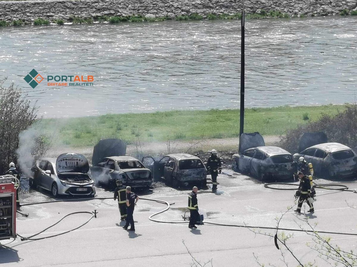 Pesë vetura u dogjën në zjarrin nën Kalanë e Shkupit/ Foto:Portalb.mk