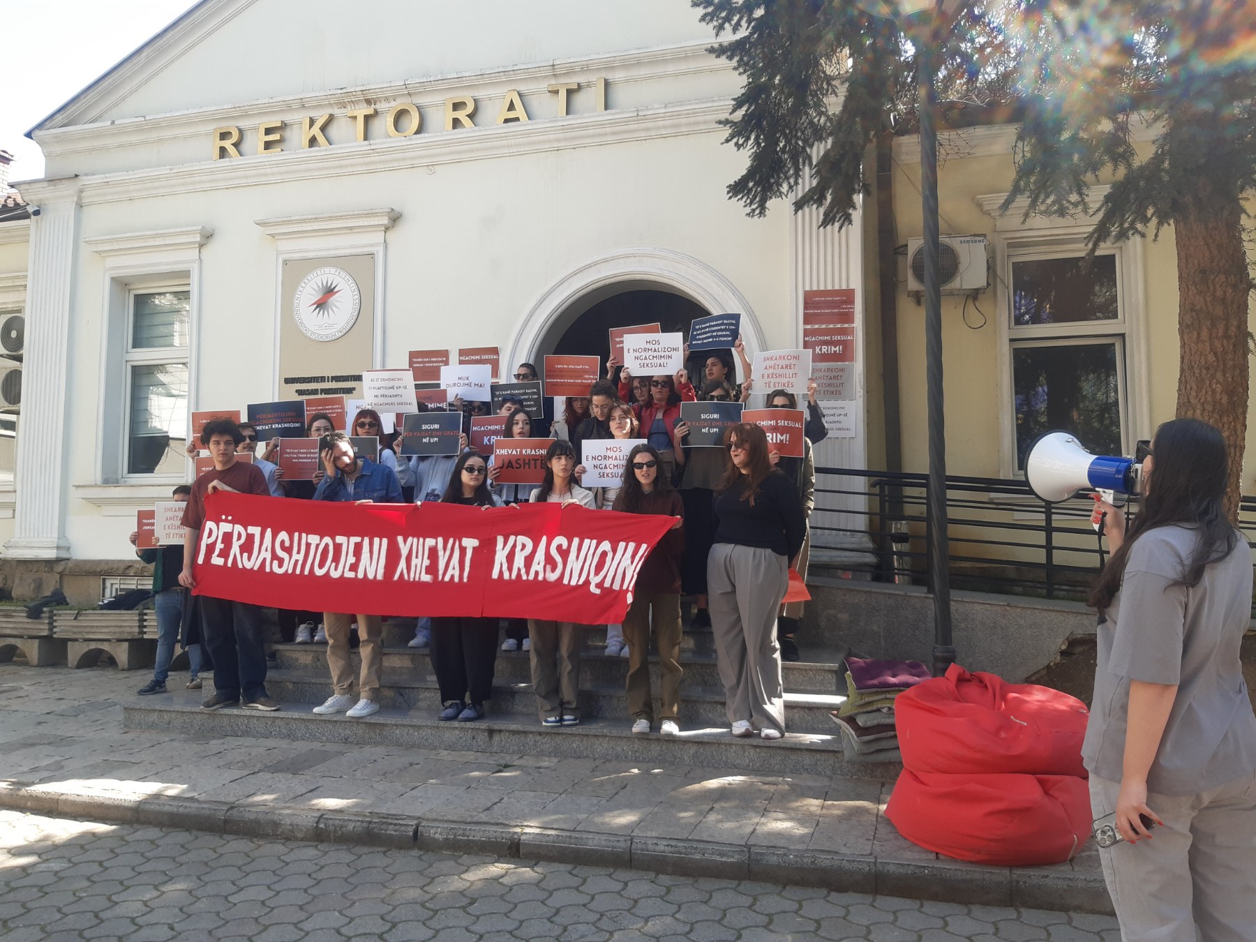Lëvizja Feministe Studentore proteston me kërkesën për largimin e profesorit Xhevat Krasniqi, i denoncuar për ngacmim seksual të studenteve. Foto: Veronë Zymberi/ KALLXO.com