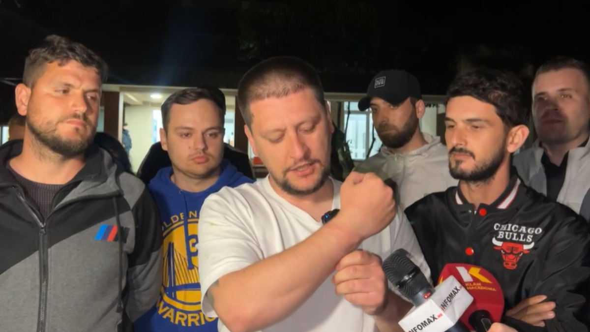 Gazetari Furkan Saliu pas daljes nga stacioni policor. Foto: Printscreen nga video live në Facebook e Klan Macedonia Television