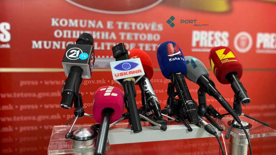 Mikrofonat e mediave në press qendrën e Komunës së Tetovës. Foto: Fisnik Xhelili/Portalb.mk