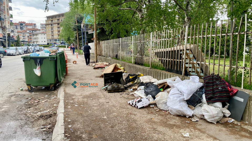Mbeturina inerte në rrugën 113 në Tetovë (19.04.2024). Foto: Fisnik Xhelili/Portalb.mk
