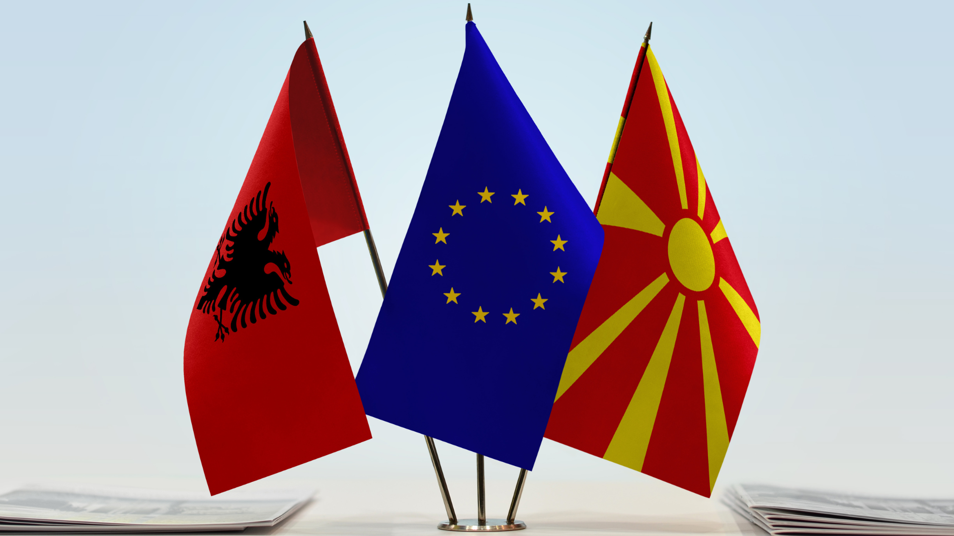 Flamuri i Maqedonisë së Veriut (RMV), Shqipërisë dhe i Bashkimit Evropian (BE). Foto: Oleksandr Filon në Canva