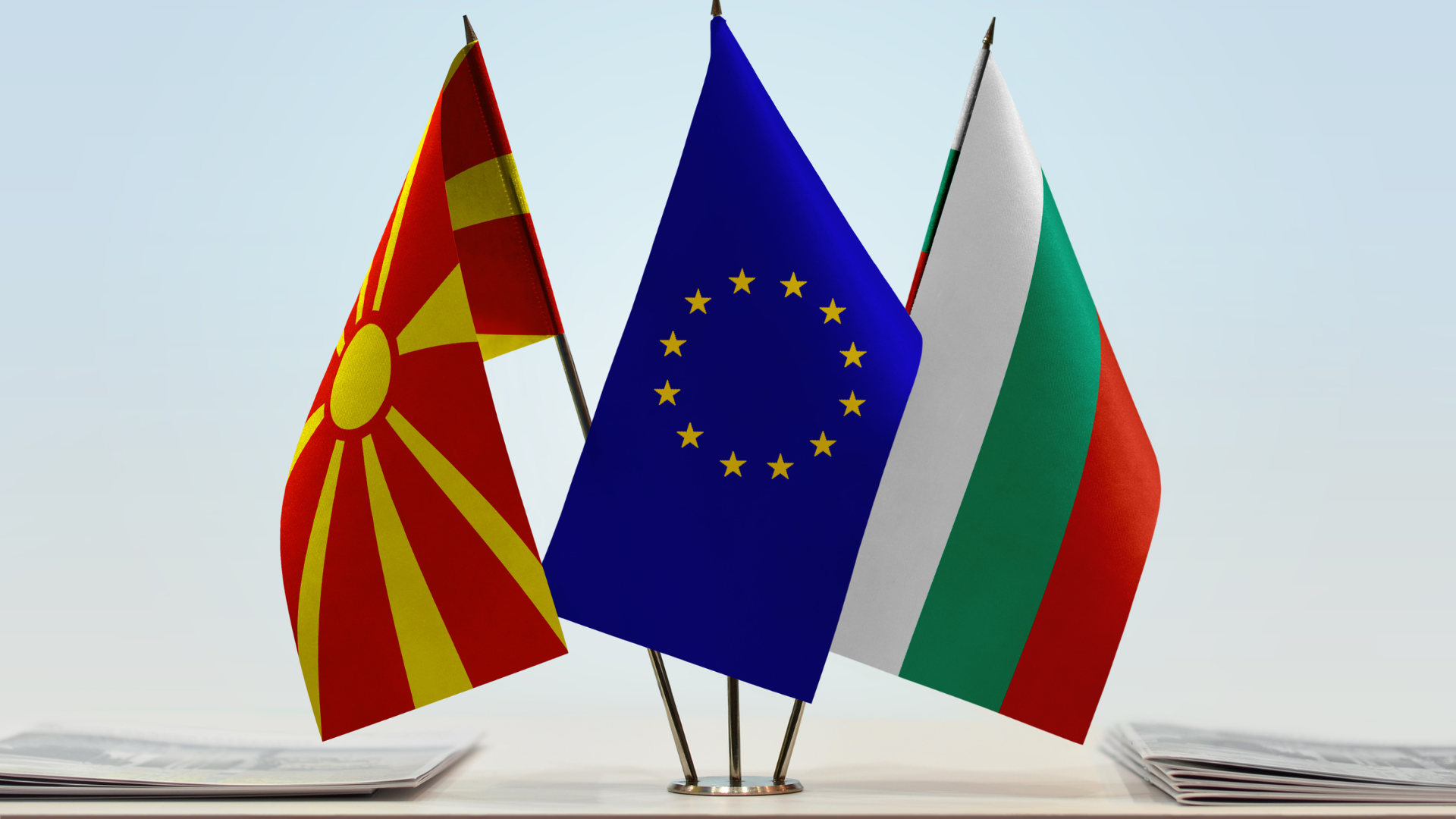 Flamuri i Maqedonisë së Veriut (RMV), Bullgarisë dhe i Bashkimit Evropian (BE). Foto: Oleksandr Filon në Canva