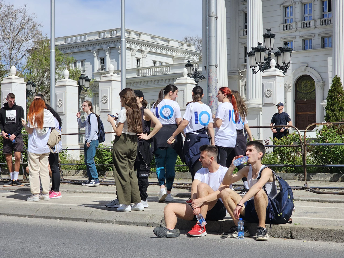 Studentët e FSHIIK vrapuan deri para Qeverisë. Foto: Meta.mk