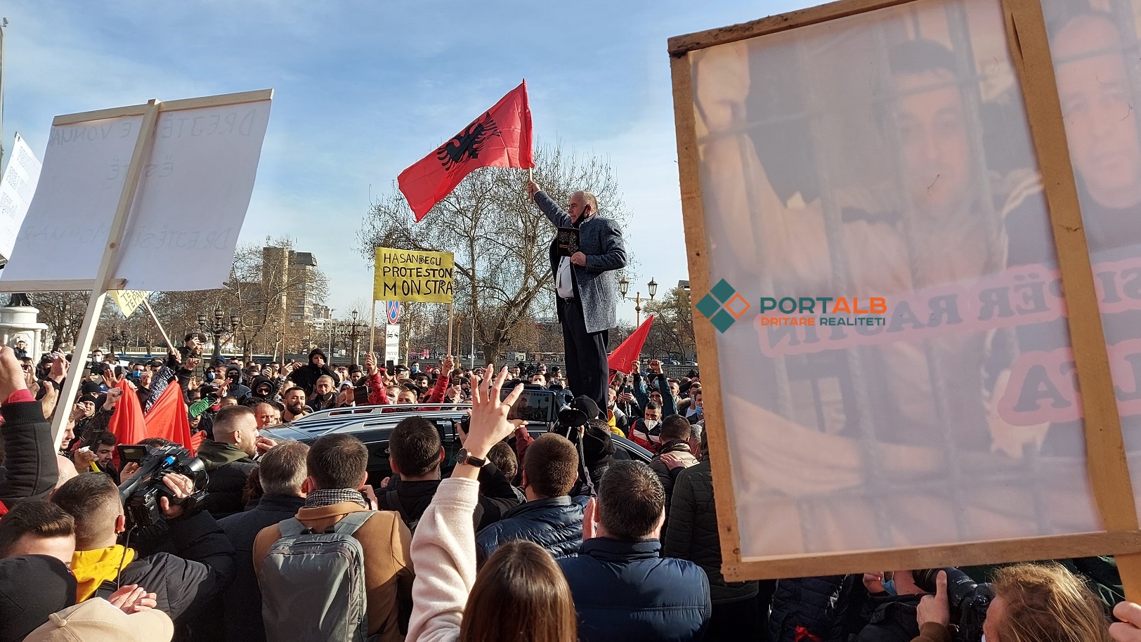 Bedri Ajdari në protestat kundër rastit "Monstra". Foto nga Faton Curri - Portalb.mk