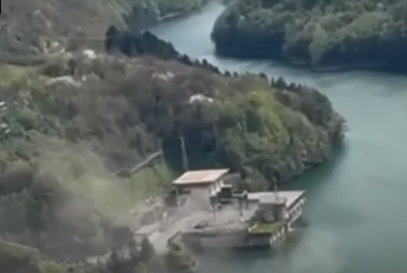 Shpërthimi i hidrocentralit në Itali. Foto printscreen nga kanali në Youtube i Bloomberg Television