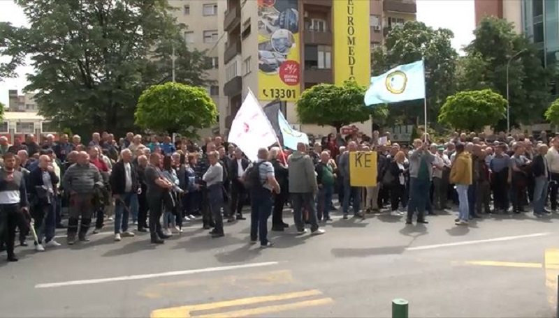 Nga protesta e punëtorëve të NP “Pyjet kombëtare” para ndërtesës administrative të ndërmarrjes në Shkup / Foto: Printskrin