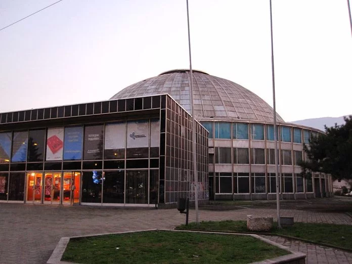 Salla Universale në Shkup. Foto: Tashkoskim, CC BY-SA 3.0, Wikimedia Commons