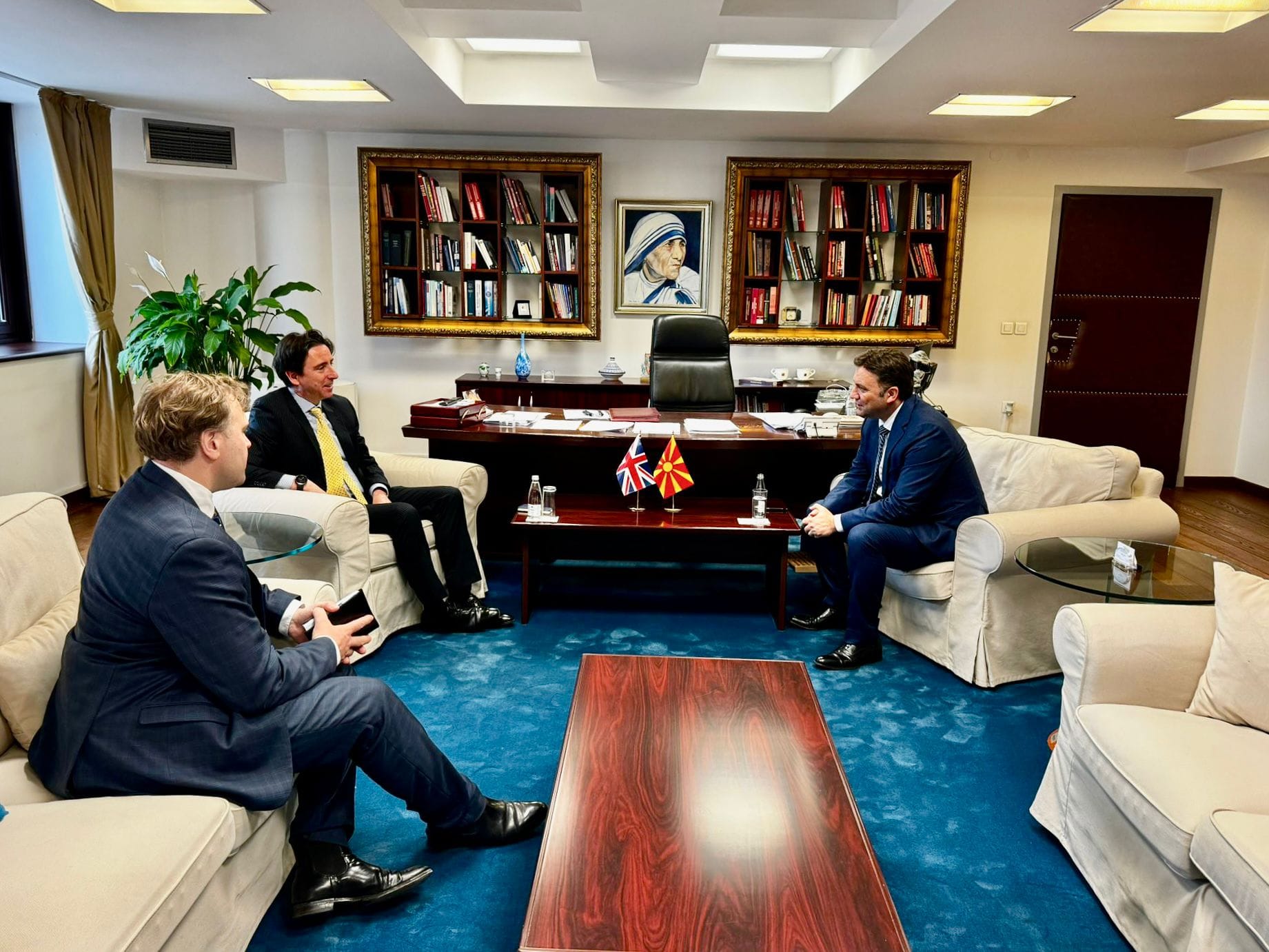 Bujar Osmani me ambasadorin e Britanisë së Madhe. Foto nga profili i Osmanit në Facebook