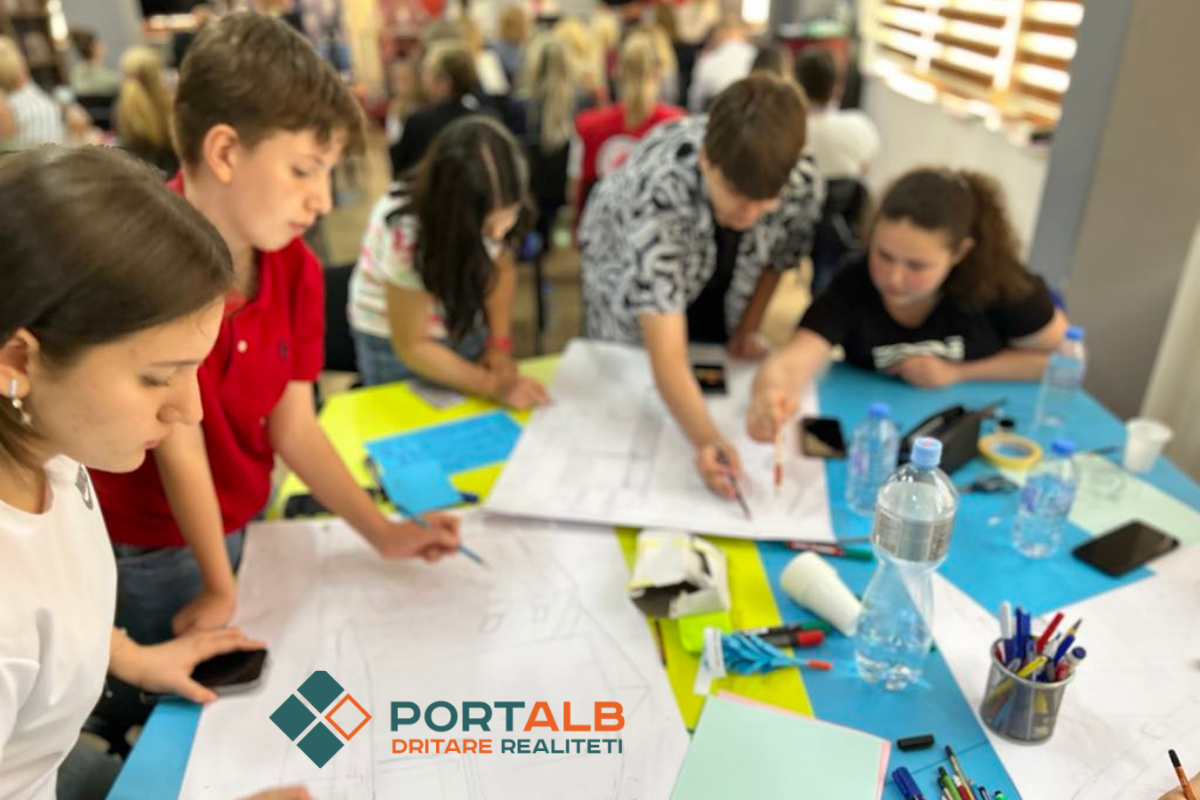 Nxënës të shkollave të komunës, duke vizatuar se si e shohin të ardhmen në qytetin e tyre gjatë Konferencës Komunat Kushtuar Fëmijëve- Gostivar. Foto Portalb.mk