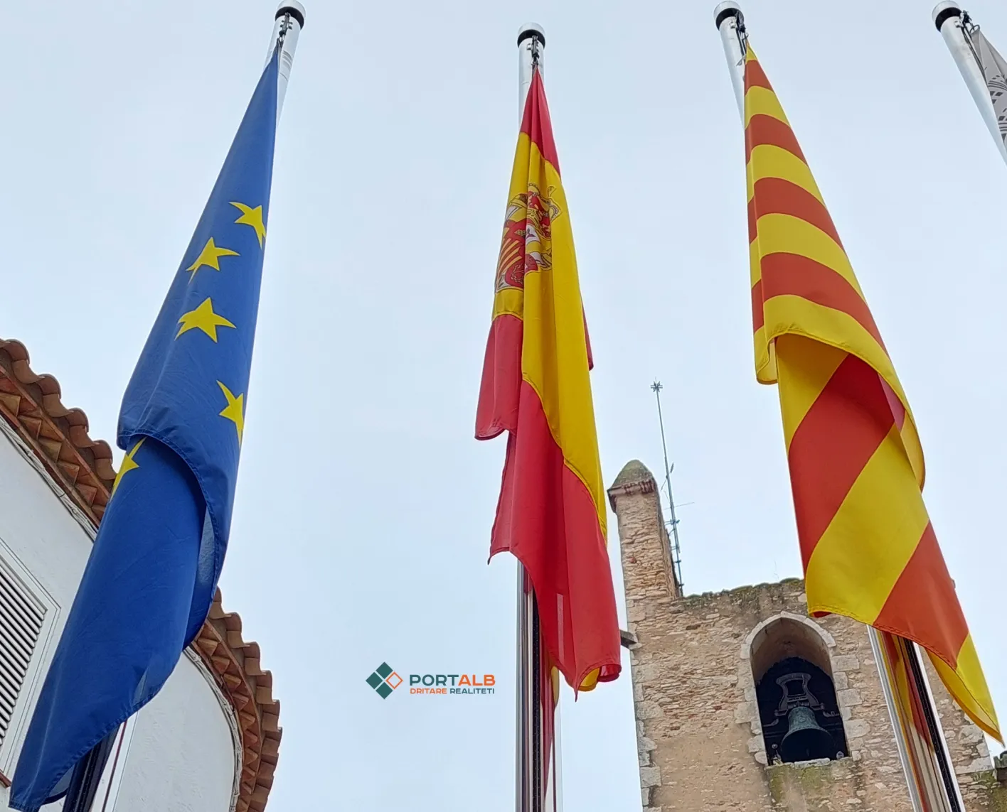 Flamuri i Bashkimit Evropian, Spanjës dhe Katalonisë. Foto nga Faton Curri - Portalb.mk