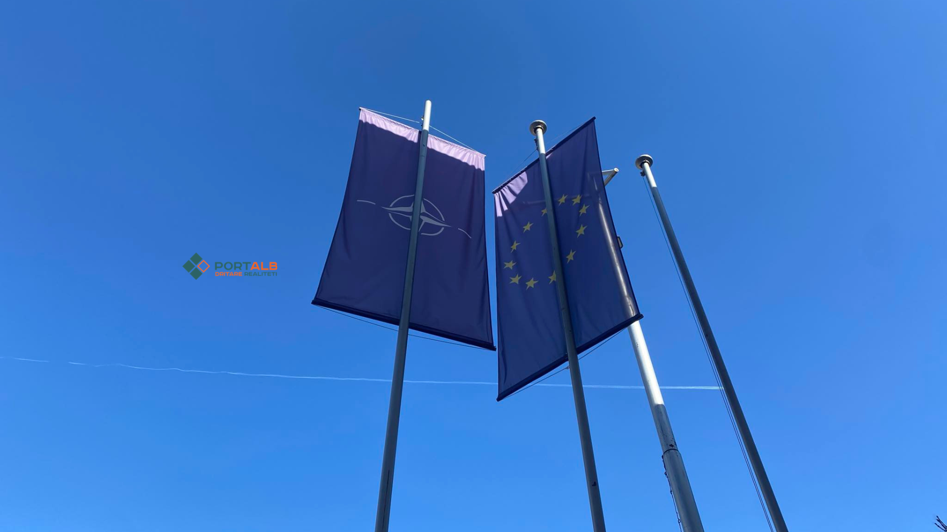 Flamuri i NATO-s dhe Bashkimit Evropian (BE). Foto: Fisnik Xhelili/Portalb.mk