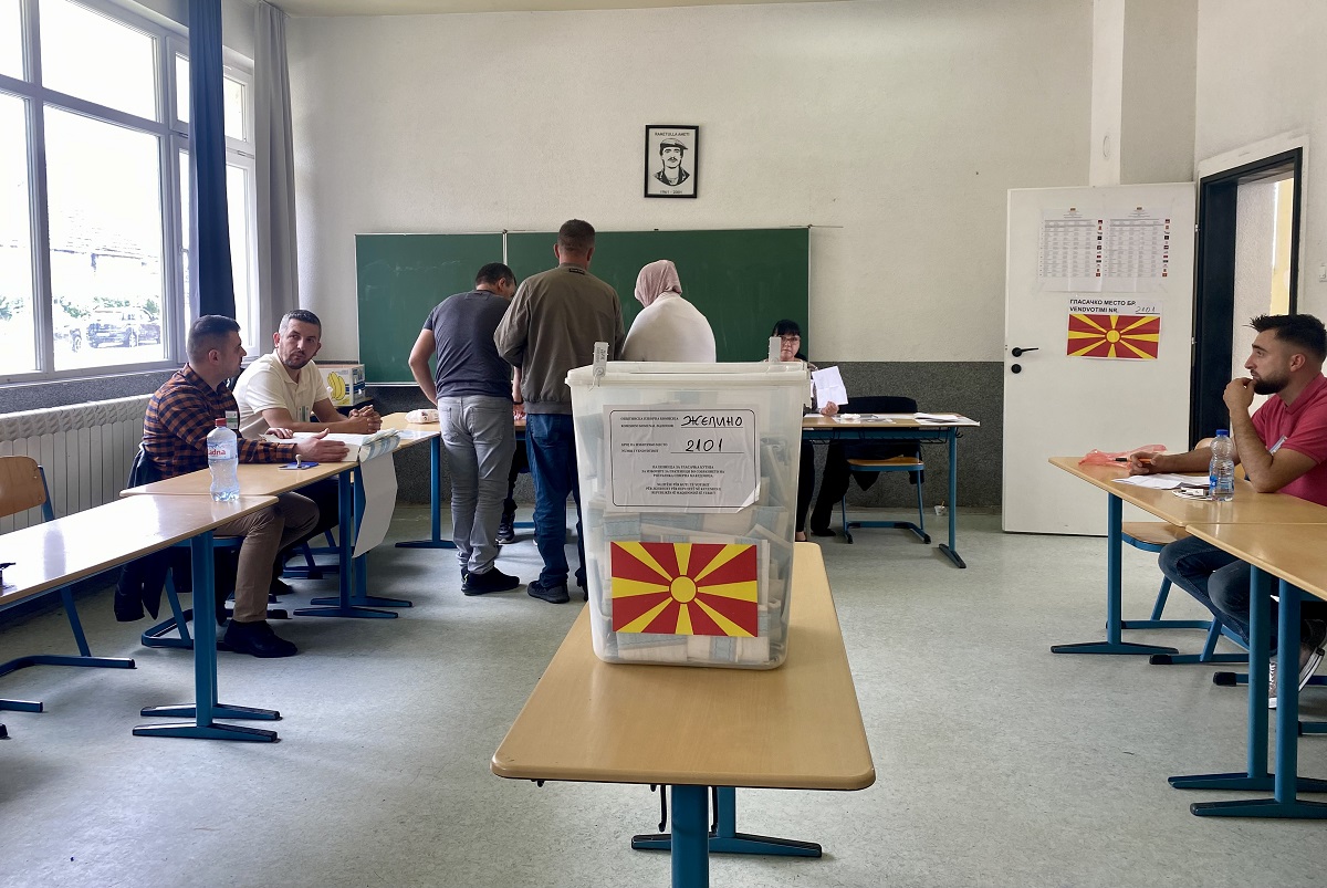 Procesi i votimit nga vendvotimi numër 2101 nga Komuna Zhelinës. Foto nga Fisnik Xhelili/ Portalb.mk