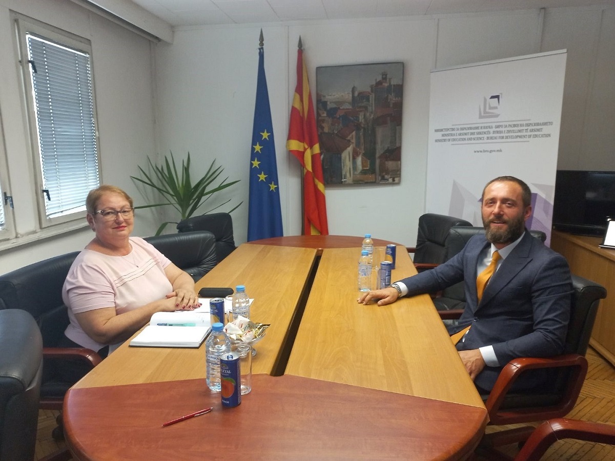 Ministrja e Arsimit Vesna Janevska në takim me drejtorin e Byrosë për Zhvillim e Arsimit, Abdulfeta Fetai. Foto: MASH