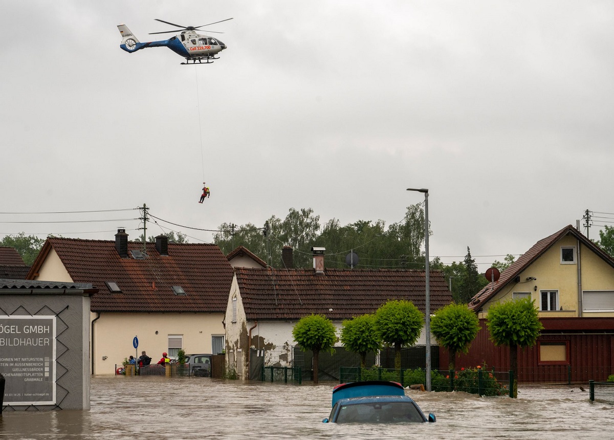 Një helikopter policie fluturon mbi një zonë banimi të përmbytur. Rajoni është përmbytur si pasojë e reshjeve të mëdha të kohëve të fundit në Gjermani. Foto: Stefan Puchner/dpa